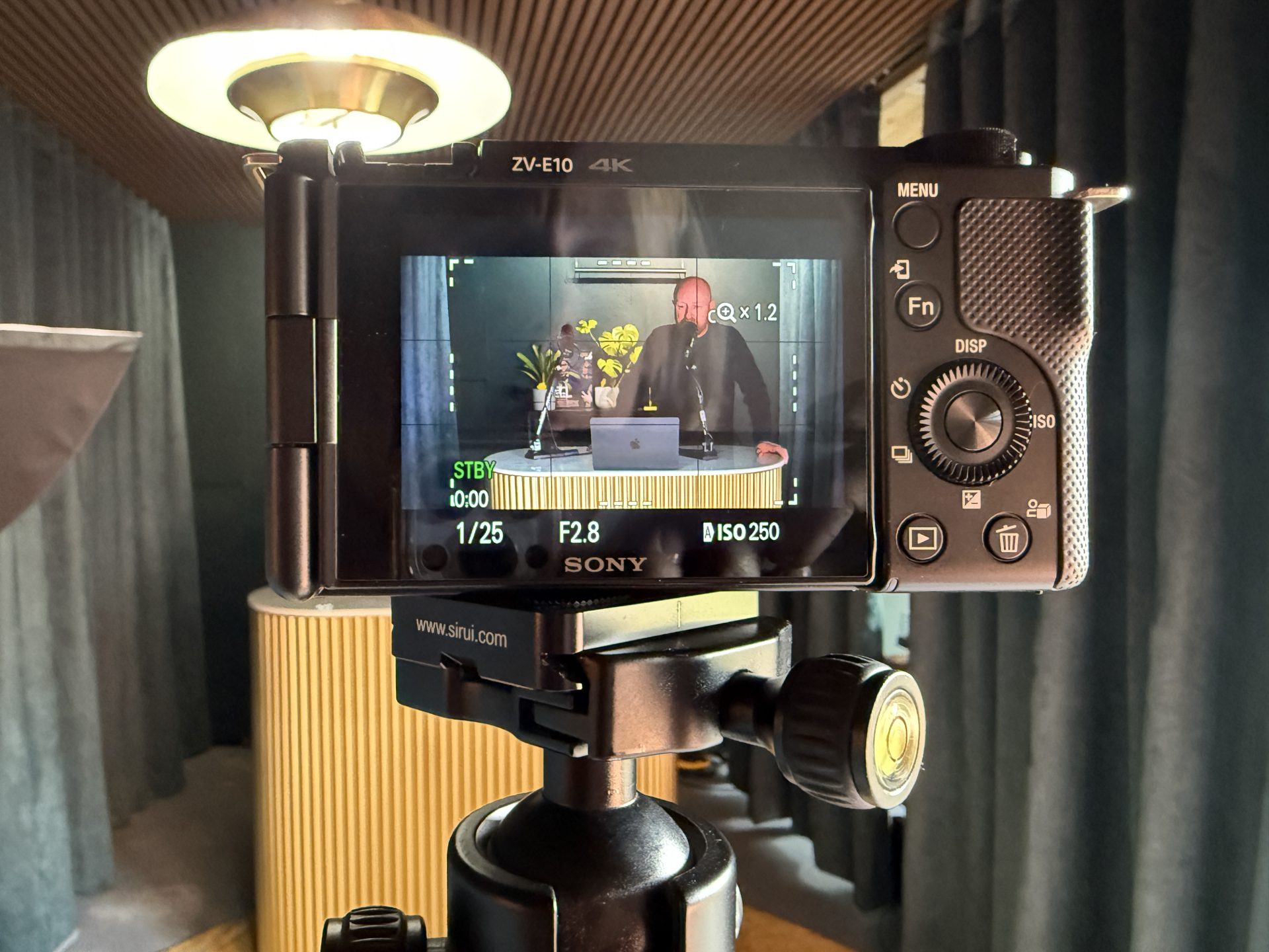 Camera die een opname filmt in de studio