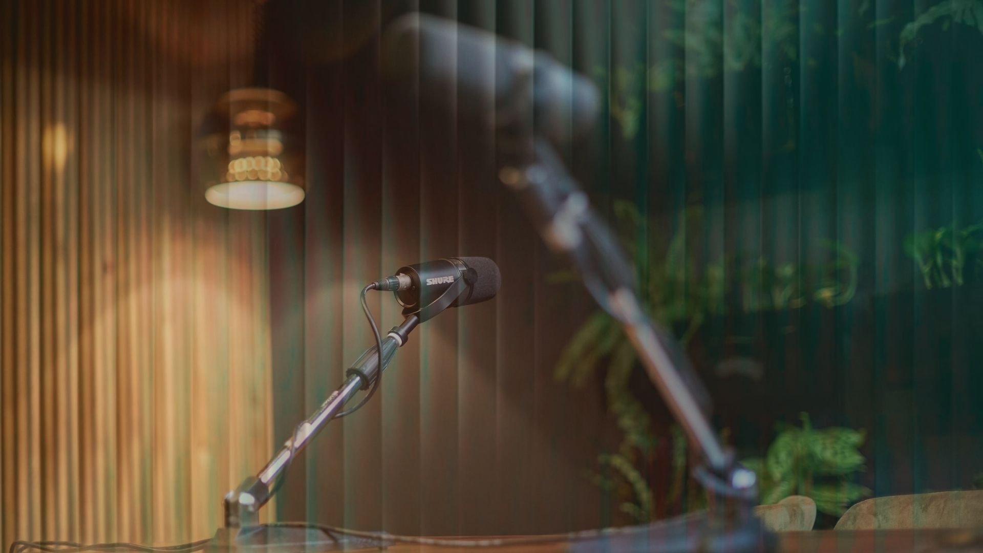 Shure-microfoons in de studio, met warm licht en groen