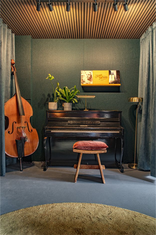 Piano en contrabas in de studio