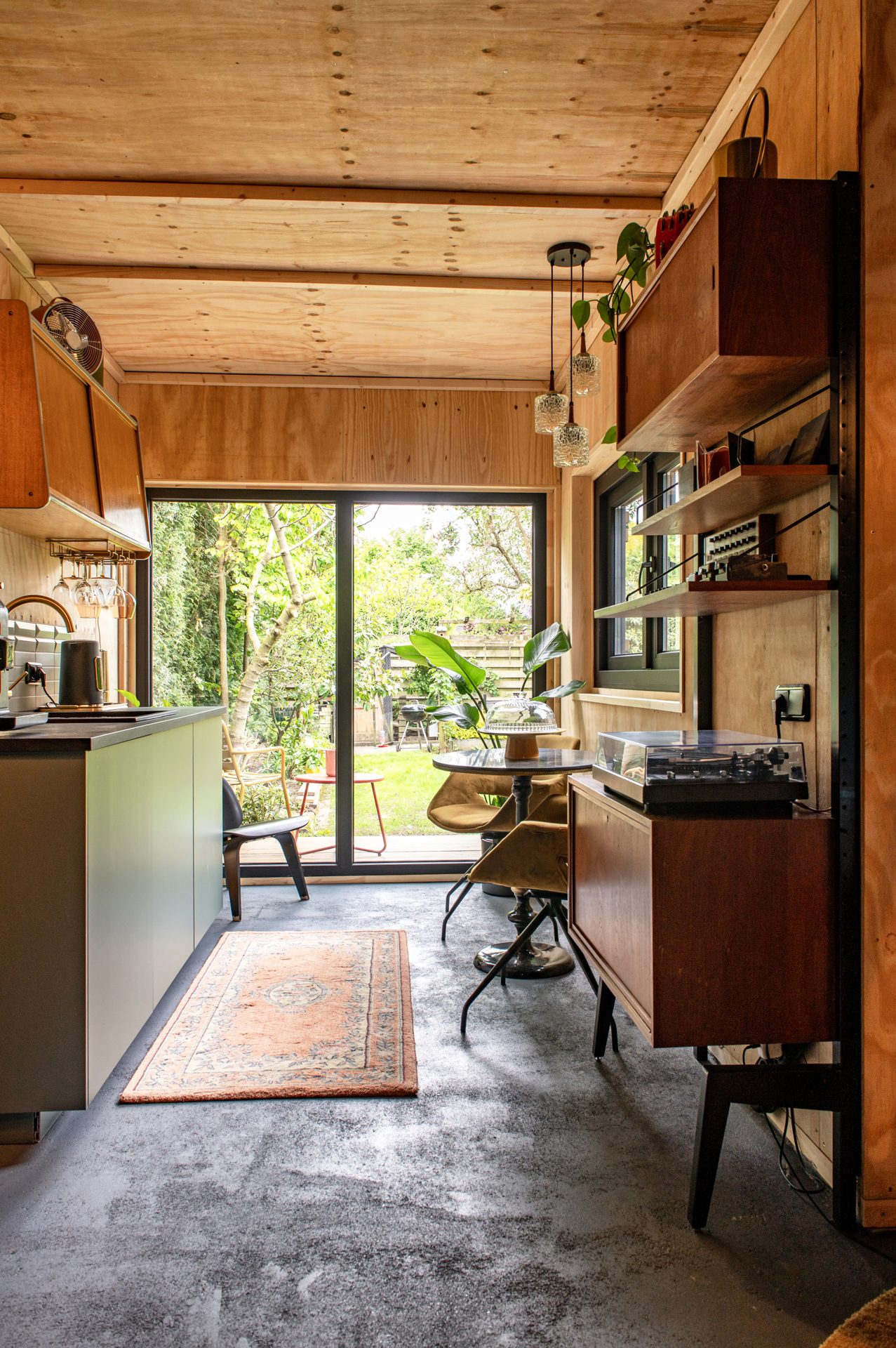 Doorkijk van de studio naar de tuin met daglicht