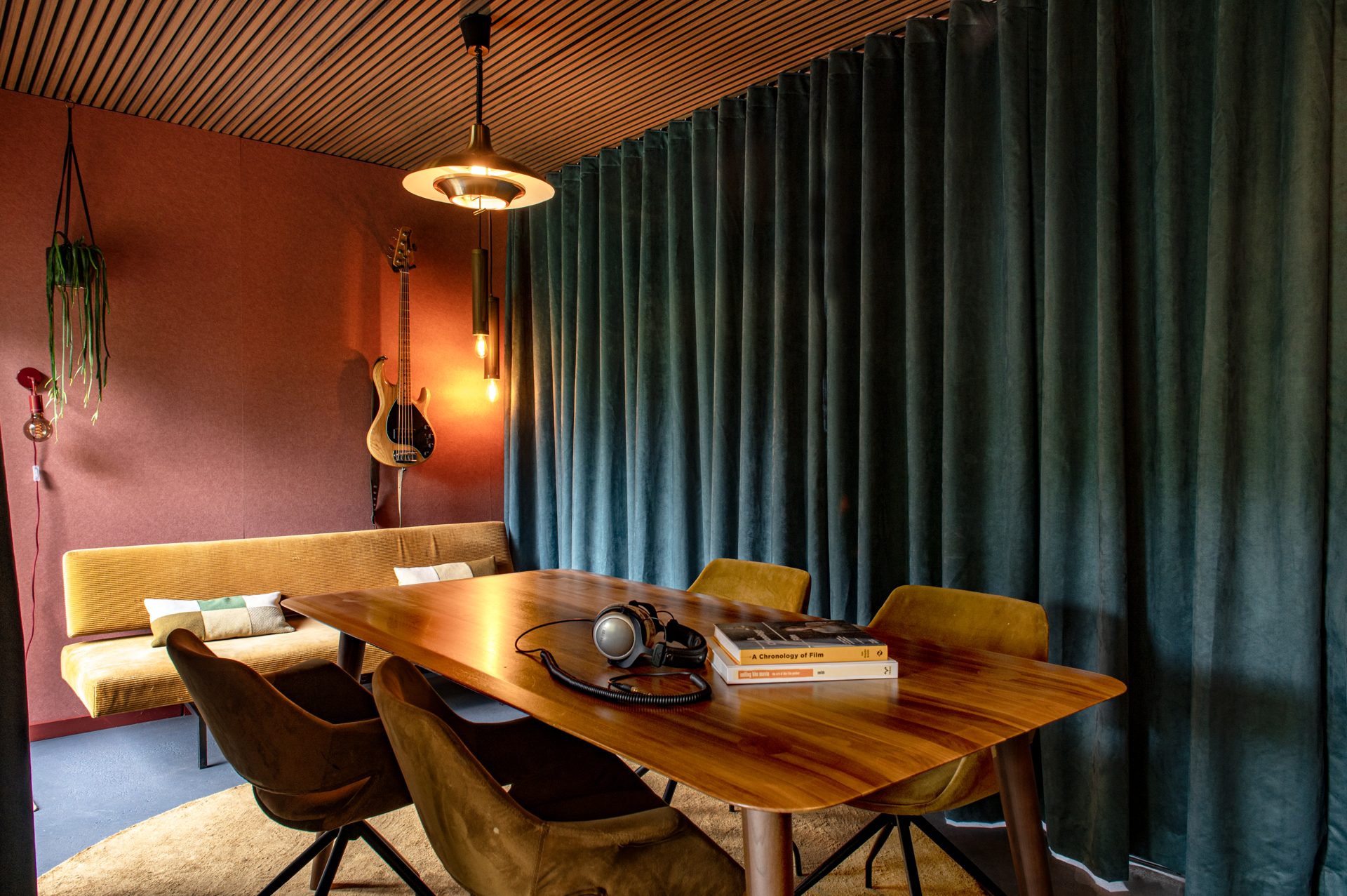 Vergadertafel met velours stoelen