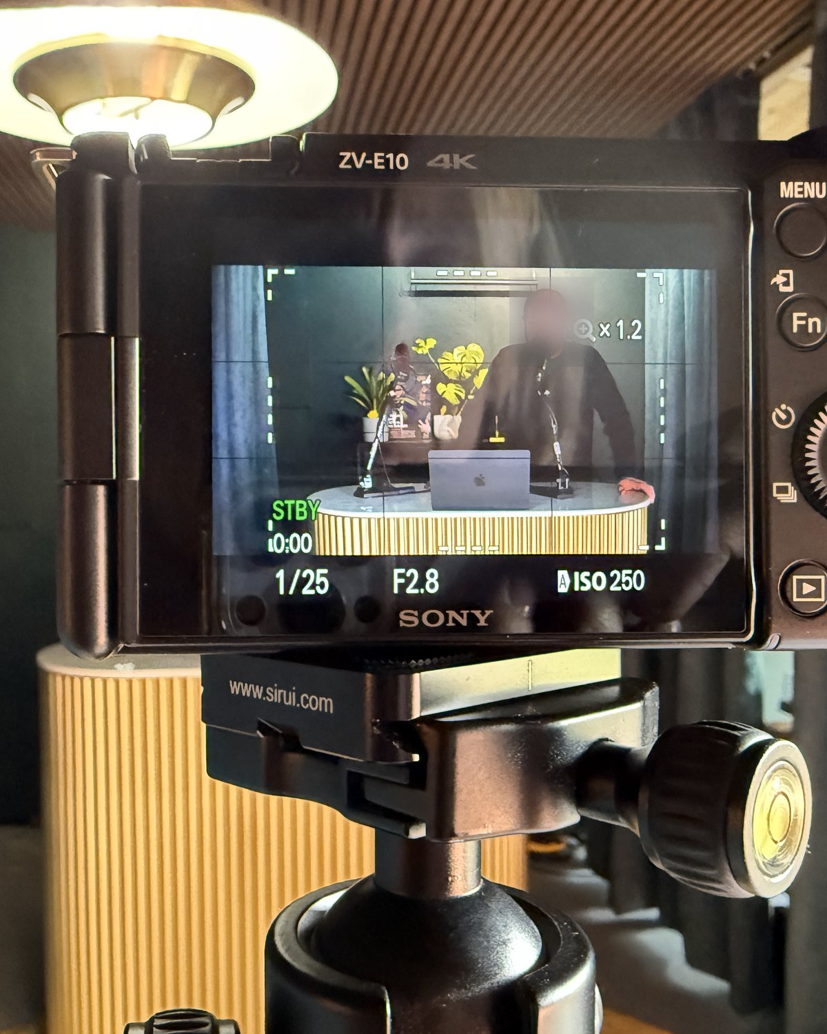 Camera op statief met het beeld van de livestream op het schermpje