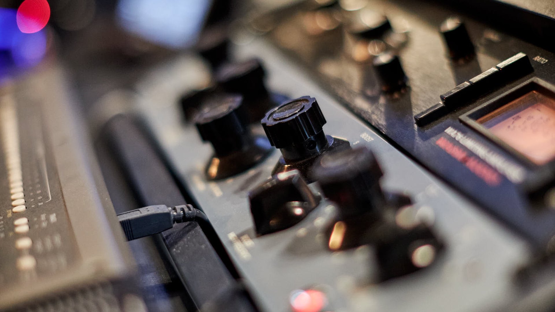 Analoge mixer en compressor in de studio van TwoStories, met het rode opnamelampje aan